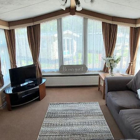 A Fashionable Caravan In A Peaceful Seaside Town Sandown Exteriör bild