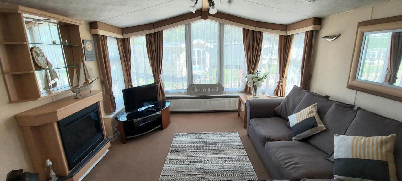 A Fashionable Caravan In A Peaceful Seaside Town Sandown Exteriör bild
